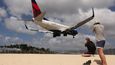 Přistávající letadlo nad Maho Beach, Svatý Martin