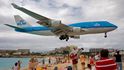 Přistávající letadlo nad Maho Beach, Svatý Martin