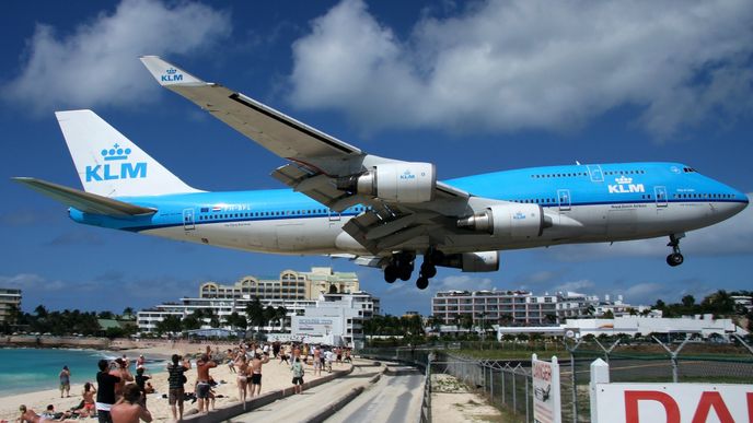 Přistávající letadlo nad Maho Beach, Svatý Martin