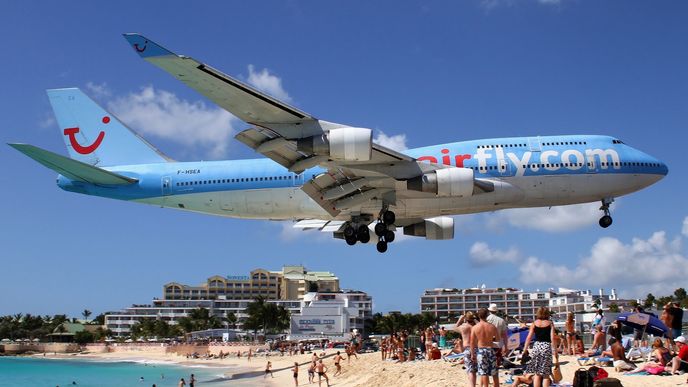 Přistávající letadlo nad Maho Beach, Svatý Martin