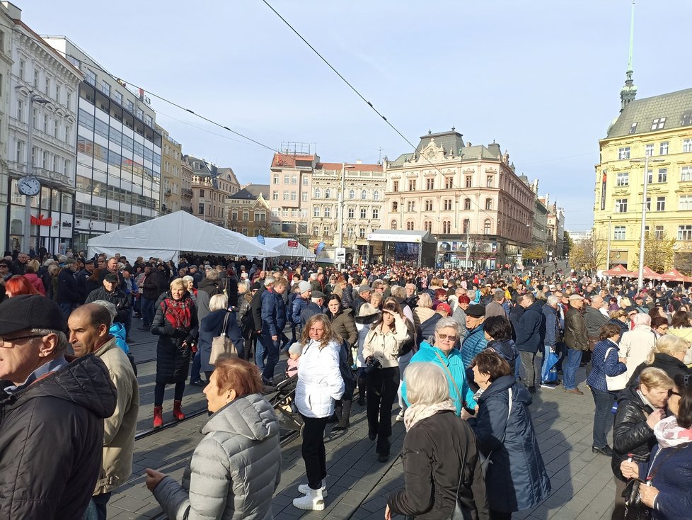 Nový ročník svatomartinského vína vítalo zaplněné náměstí Svobody.