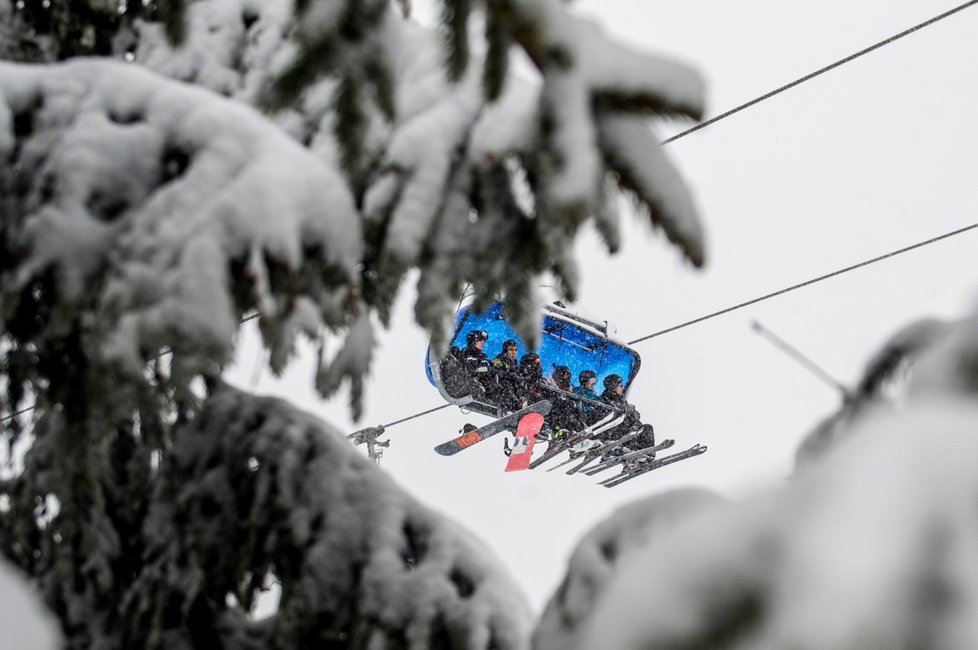 Vyrazit na lyže do skiareálu Klínovec nebude pár dní možné