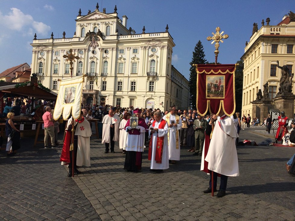 Poutníci se zastavili také na Hradčanském náměstí.