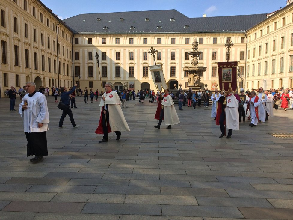 Poutníci se vydali přes Pražský hrad směrem na Malou Stranu.