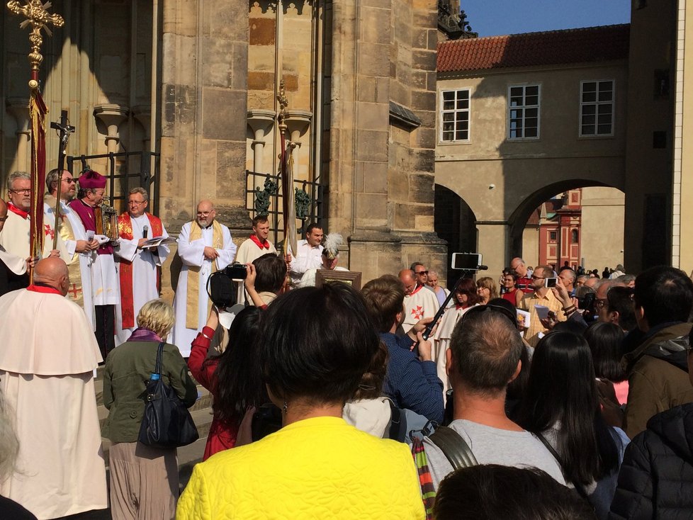 Před Chrámem svatého Víta se poutníci stali terčem zájmu zahraničních turistů.