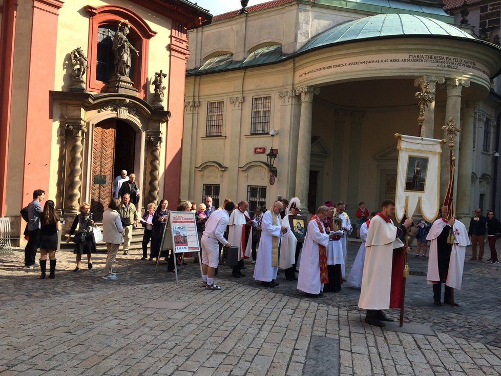 Prahou prošel zástup poutníků na počest svatého Václava.