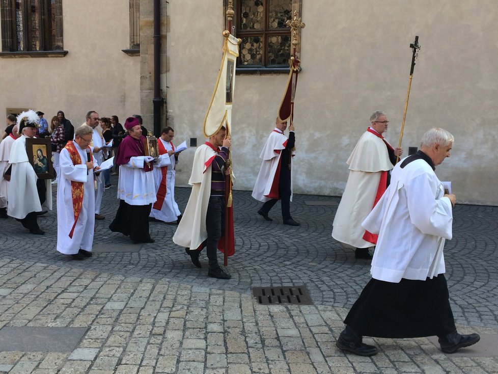 Prahou prošel zástup poutníků na počest svatého Václava.