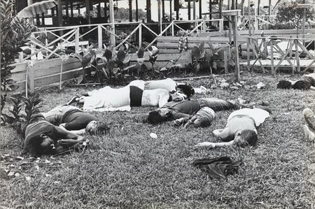 Během tragédie v Jonestownu zemřelo přes 900 lidí.