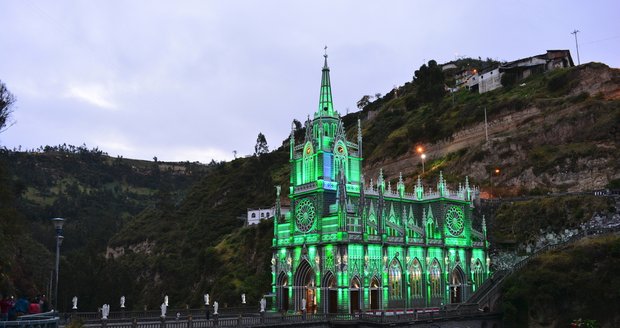 V noci se kostel ocitá v záři reflektorů, které mění barvu.