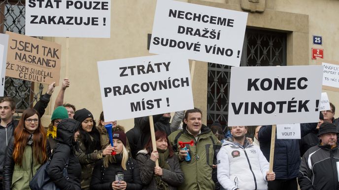 Svaz obchodníků s vínem a společnost Korbelus s.r.o., která se zabývá obchodem se sudovým a lahvovým vínem, uspořádali 11. prosince v Praze demonstraci proti novele zákona o vinařství a vinohradnictví.