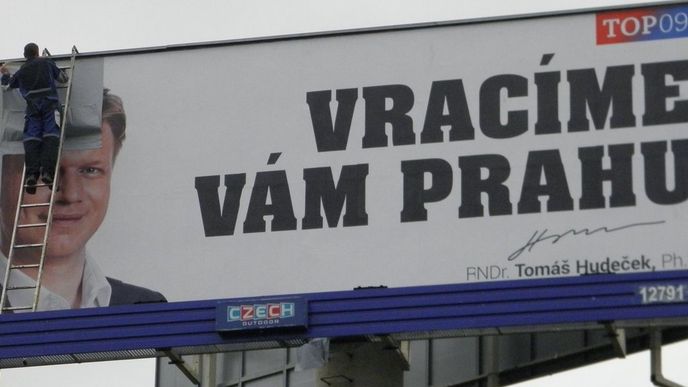 Svaz provozovatelů venkovní reklamy odlepuje primátora z poutače