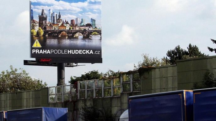 Svaz provozovatelů venkovní reklamy (SPVR) spustil kampaň "Praha podle Hudečka" namířenou proti primátorovi hlavního města Tomáši Hudečkovi (TOP 09).