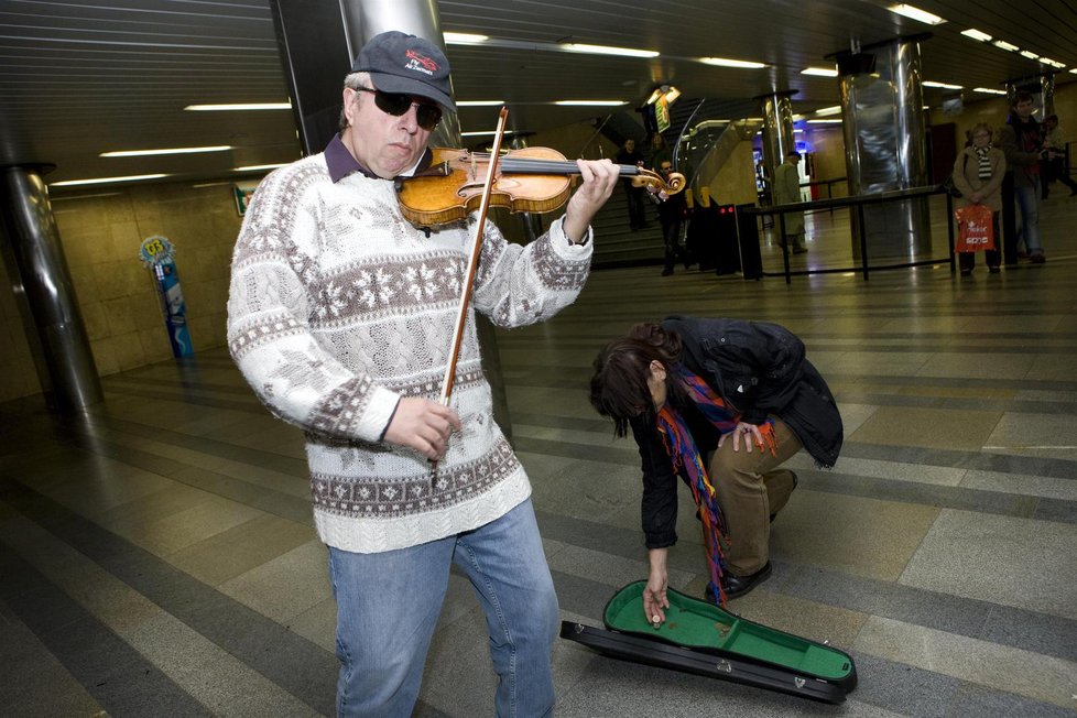 Jaroslav Svěcený hrál v metru.