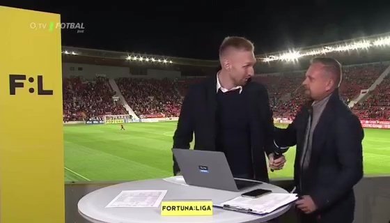 Expert kanálu O2 TV Sport Antonín Rosa začal kolabovat během živého vysílání. Od pádu na zem ho zachránila rychlá reakce Petra Svěceného.