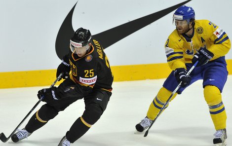 David Petrásek, švédský hokejista s českými kořeny. Bude se radovat po dnešním semiﬁnále?