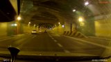 VIDEO: Drama v tunelu Blanka! Matrace ulétla z auta, na střechu ji řidič přilepil izolepou