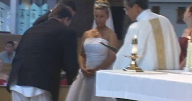 Svědkovi při obřadu spadly kalhoty