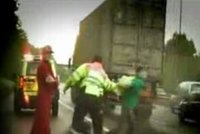 Švédky v tranzu skákaly pod auta na dálnici