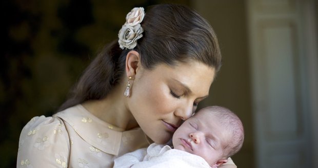 Švédská princezna Victorie se svou dcerou v láskyplném objetí