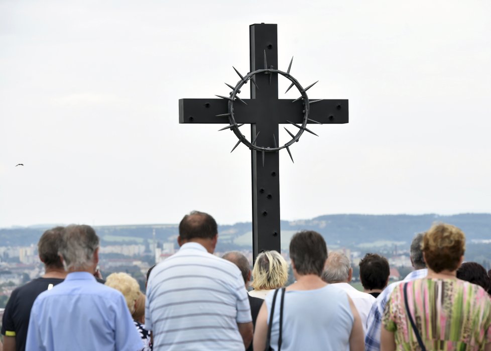Pozůstalí a pamětníci uctili památku obětí masakru na Švédských šancích na Přerovsku.