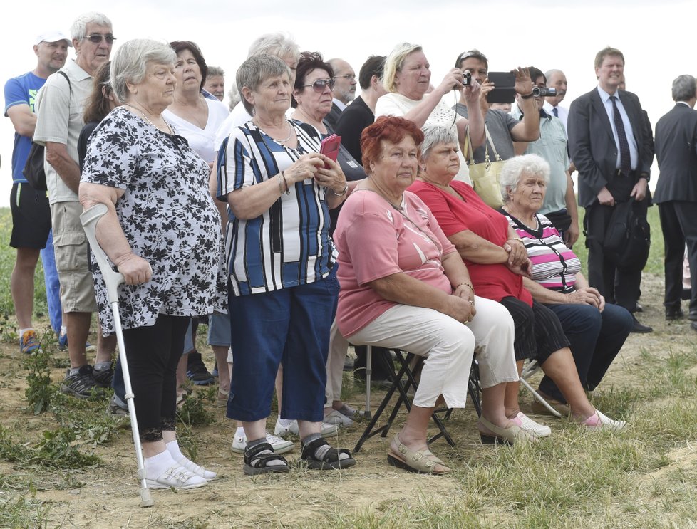 Pozůstalí a pamětníci uctili památku obětí masakru na Švédských šancích na Přerovsku.