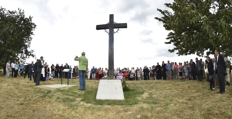 Památník jednoho z největších masakrů v dějinách Československa byl konečně odhalen.