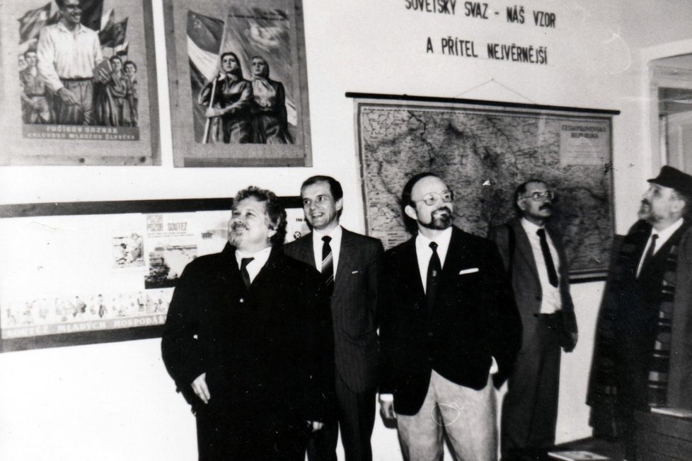 František Hýbl (třetí zleva) ukazuje expozici školní třídy z doby komunismu.