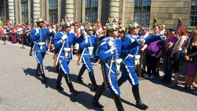 Švédská královská garda před palácem ve Stockholmu