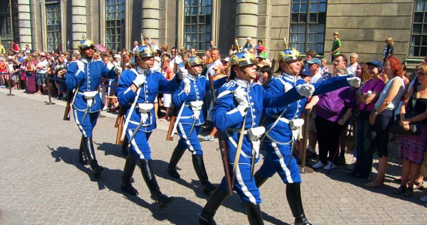 Švédská královská garda před palácem ve Stockholmu