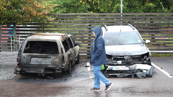 Ve Švédsku shořelo v posledních dnech nejméně sto aut.