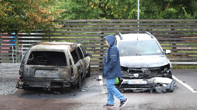 Ve Švédsku shořelo v posledních dnech nejméně sto aut. Ve Švédsku shořelo v posledních dnech nejméně sto aut.