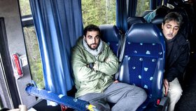 Běženci ve Švédsku spokojeni nebyli, někteří zůstali v autobuse.