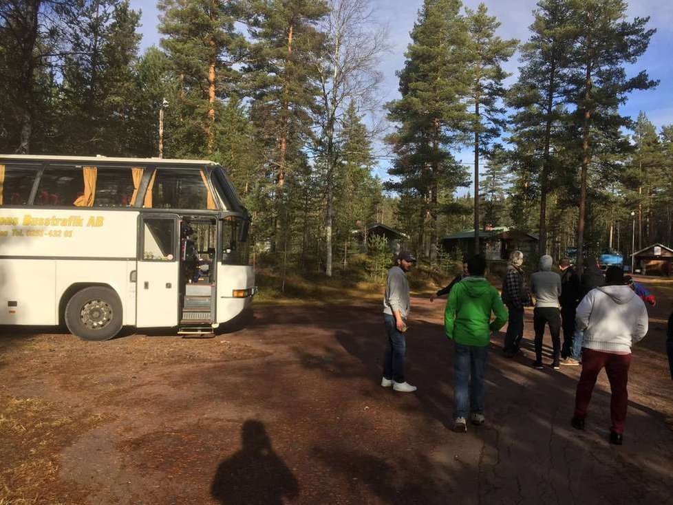 Přesunout se do dřevěných chatek uprchlíci odmítli, ubytování v krásné švédské přírodě se jim nezamlouvalo, zůstali v autobuse.