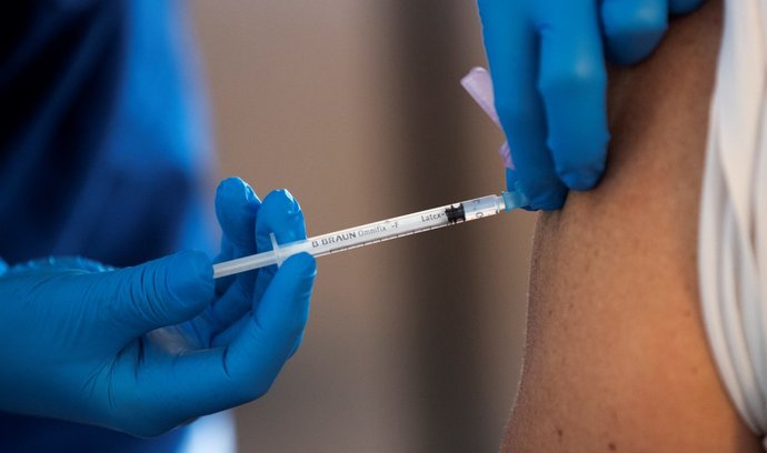 Očkování proti COVID-19 vakcínou společností Pfizer/BioNTech