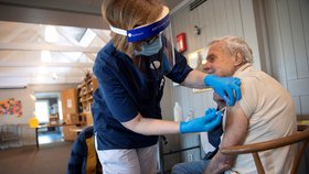 Očkování proti covid-19 vakcínou společností Pfizer/BioNTech ve švédském Stockholmu (2. 3. 2021)