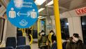 Cedule ve stockholmském metru, která upozorňuje na dodržování rozestupů