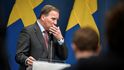 Premiér Stefan Löfven na tiskové konferenci.