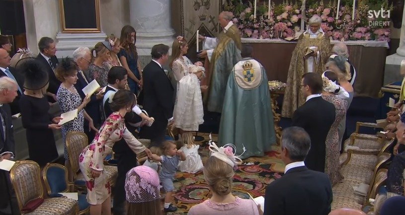 Princezna Leonore na křtinách sestřičky Adrienne pořádně zlobila a seděla na zemi