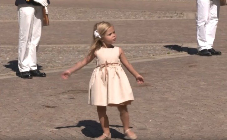 Princezna Leonore už se dříve na jedné oficiální akci vytrhla mamince a začala se točit a tancovat