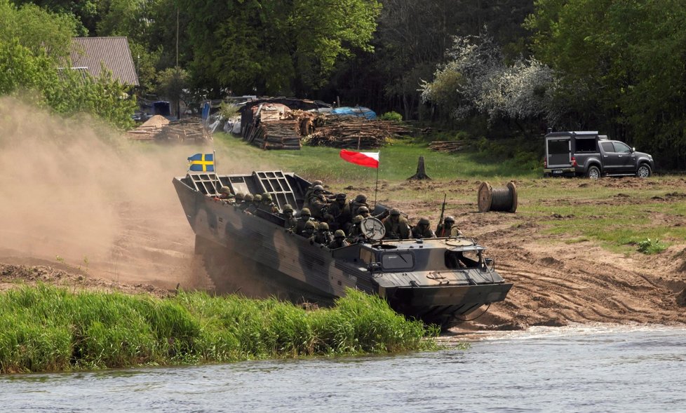 Polští a švédští vojáci brodí řeku Narev.