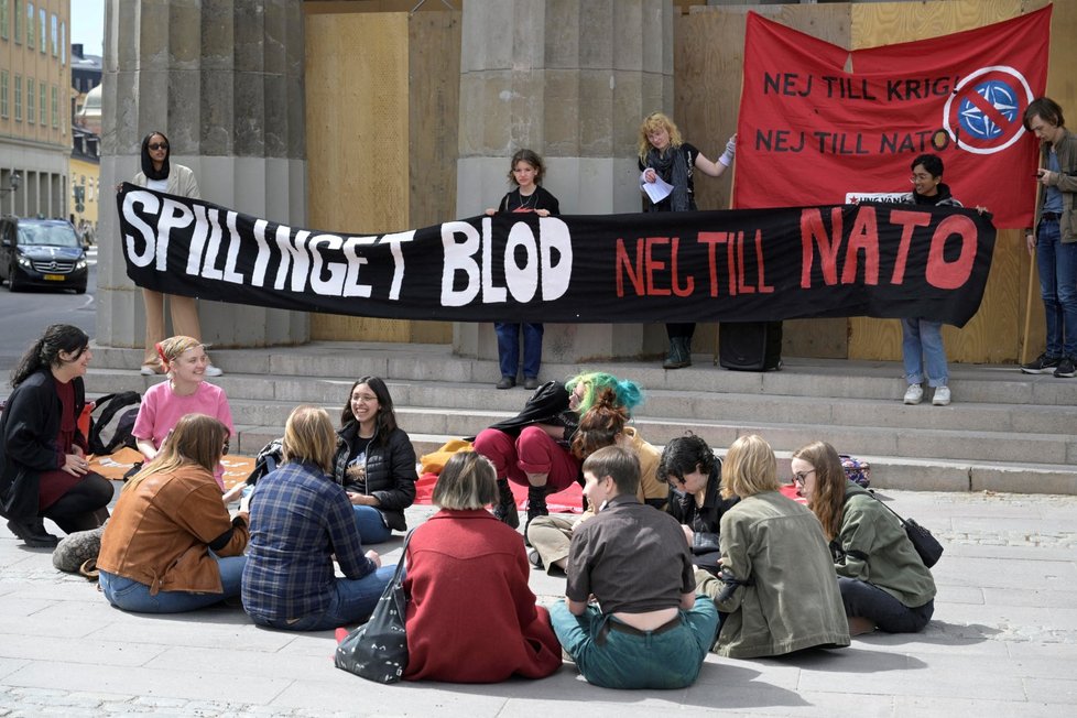 Hrstka protestujících proti vstupu Švédska do NATO.