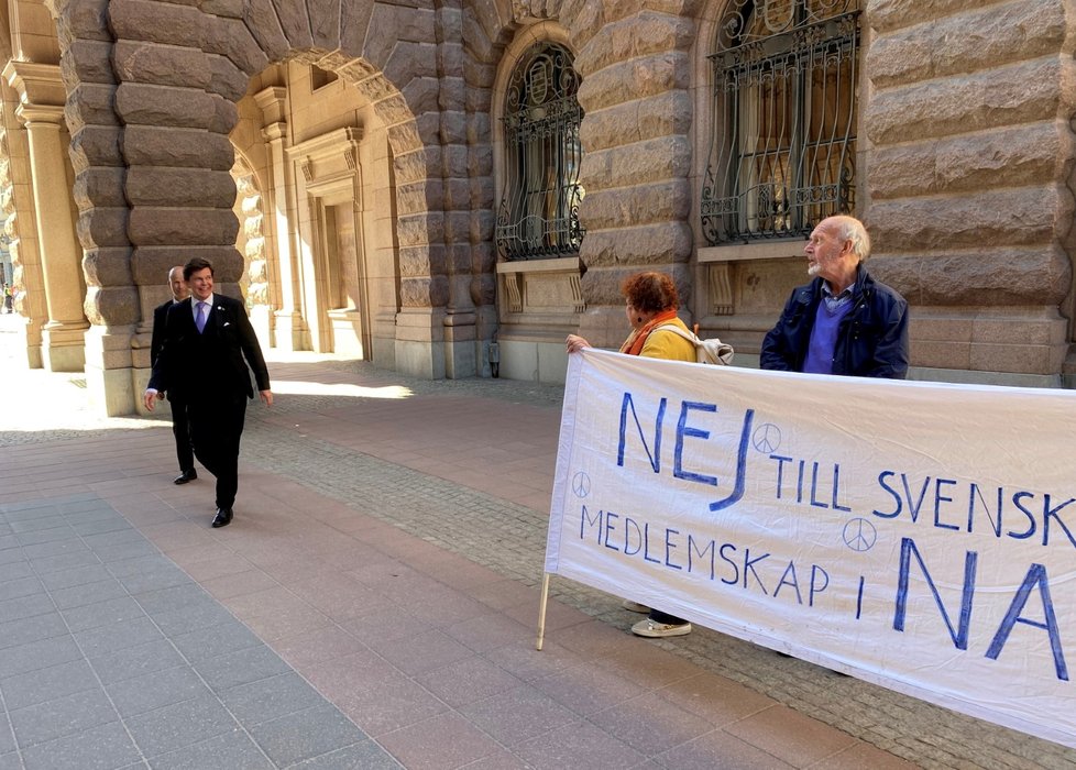 Hrstka protestujících proti vstupu Švédska do NATO.