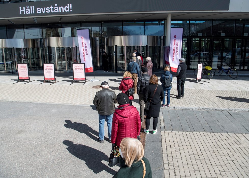 Lidé čekají na očkování proti covidu-19 před výstavištěm ve švédském Stockholmu (8. 4. 2021)
