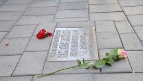 Květiny na pamětní desce, která připomíná místo vraždy premiéra Olofa Palmeho.