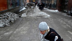 Květiny na pamětní desce, která připomíná místo vraždy premiéra Olofa Palmeho.