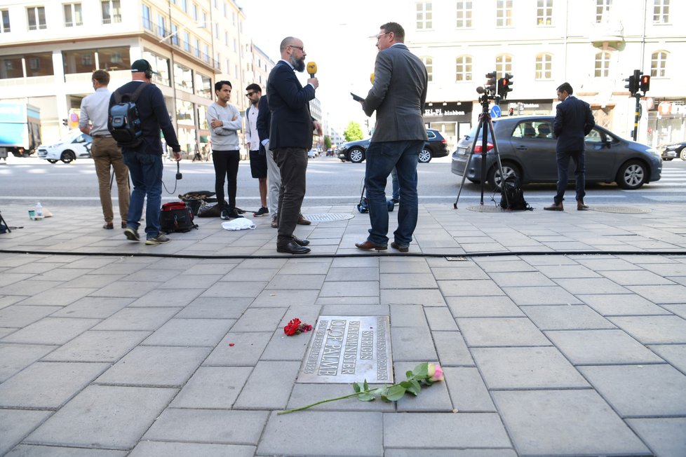 Květiny na pamětní desce, která připomíná místo vraždy premiéra Olofa Palmeho.