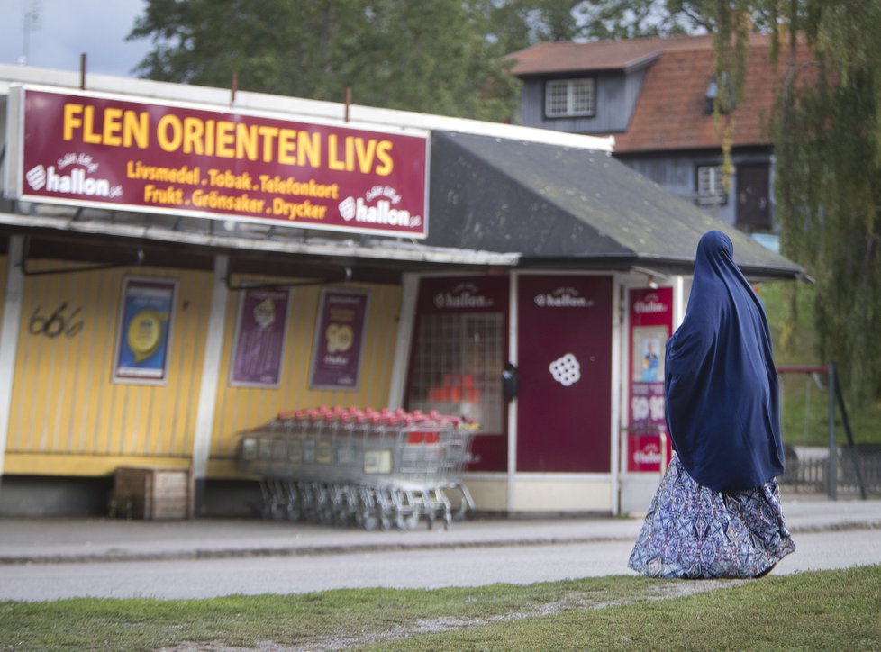 Mnoho Švédů podporuje protiimigrační stranu Švédští demokraté, vadí jim přítomnost uprchlíků v zemi. (Muslimové ve městě Flen).