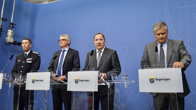 Švédský premiér Stefan Löfven a další představitelé země na tiskové konferenci o bezpečnostním skandálu, do něhož se zapletliu i dva Češi. 