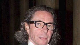 Francouzský fotograf Jean-Claude Arnault, manžel jedné ze členek komise Švédské akademie, byl obviněn ze sexuálního obtěžování, osahával i korunní princeznu Viktorii. Muž navíc předem vyzrazoval jména laureátů Nobelovy ceny.