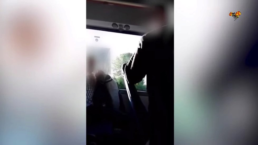 Švédský řidič autobusu zmlátil uprchlíka: „Nenávidím vás, vy zatracené svi*ě!“ řval při útoku.